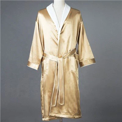 เสื้อคลุมอาบน้ำผ้าไหมเทียมของโรงแรม