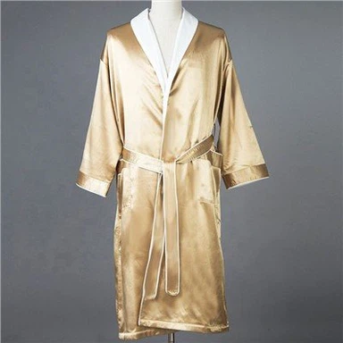 เสื้อคลุมอาบน้ำผ้าไหมเทียมของโรงแรม